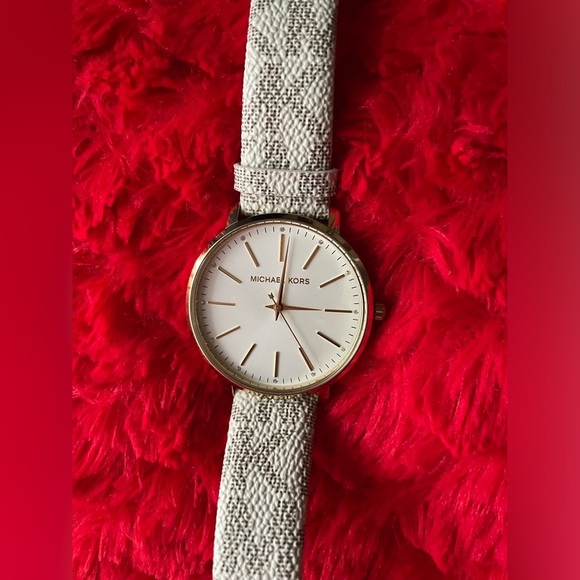Michael Kors White Watch ,Michael Kors Watch For Women,Michael Kors with MK Logo - Picture 7 of 8